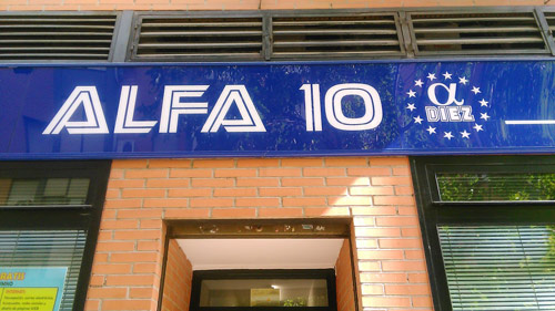 Foto del rótulo de la fachada de la Acadamia de Informática y Clases de Apoyo Alfa10